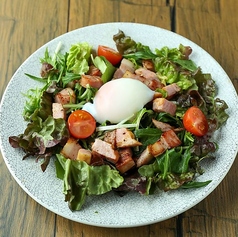 温泉卵とベーコンのシーザーサラダ