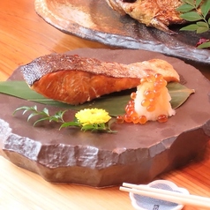 銀鮭の炭火焼いくら添え