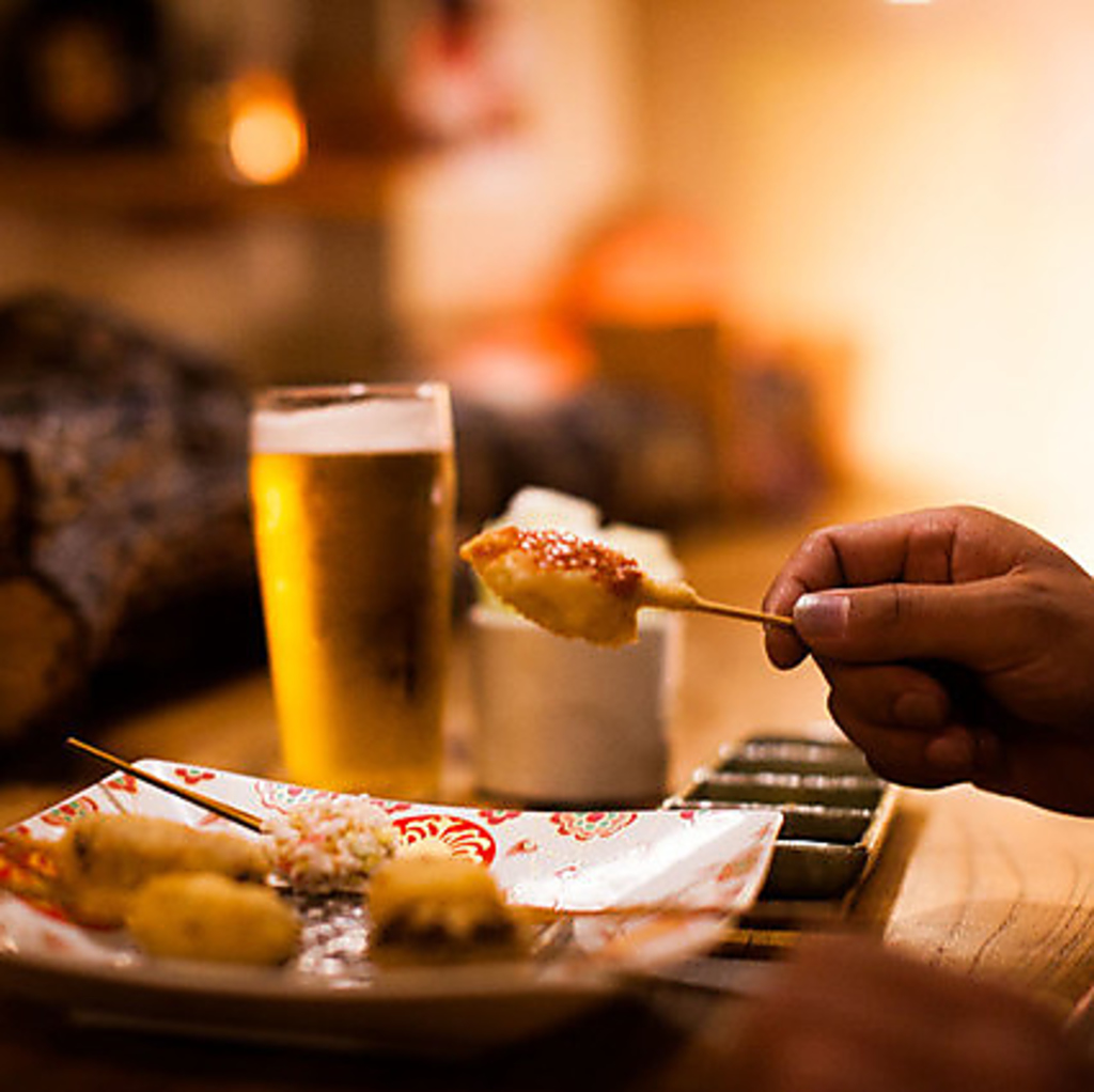 冷えたビールと揚げたての串揚げは相性抜群！お仕事帰りや、大切な方との語らいにもぴったりです◎