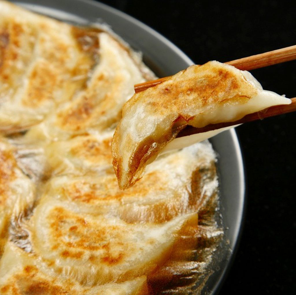 自家製の餡と皮で一つ一つ丁寧に作る「博多一口餃子」は酒の肴にぴったり♪女性にも大好評の逸品。