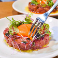 料理メニュー写真 桜肉のタルタル濃厚卵