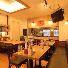 4名×5テーブル/2名×1テーブル