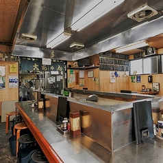 グループでのご利用に最適なテーブル席は、ゆったりとした空間で気兼ねなく食事を楽しめます。美味しいホルモンとお酒を囲んで、楽しい時間をお過ごしください。ぜひお気軽にお越しください！