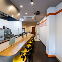 カウンターのお席を8席ご用意しております。お一人様でのお食事やデートなどでご利用いただけます。