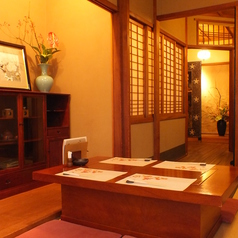 落ち着いた雰囲気のお部屋で旬の京都の味覚をご堪能下さい。