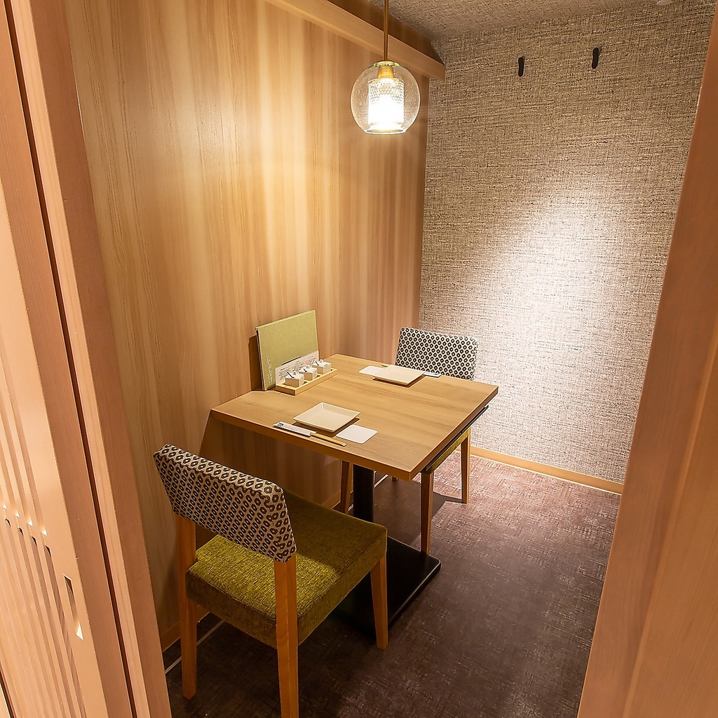 ゆったりとした大人時間を。デートにも最適な2名様個室もございます。