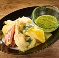 料理メニュー写真 せせりと夏野菜のフリット　グリーンチリソース