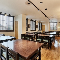 4名掛けのテーブル席を11卓ご用意。お席をつなげてご利用も可能。団体様も歓迎です。お気軽にお問い合わせください。