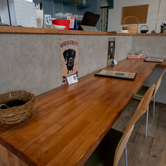 木の温もりを感じるカウンター席は、お一人様や愛犬とのんびり過ごしたい方にぴったり。コーヒーの香りに包まれながら、ゆったりとした時間をお楽しみいただけます。