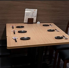 【グループに最適】友人や同僚との飲み会に最適な5～6名様用の広々としたテーブル席です。和モダンな店内に灯る落ち着いた照明が、心地よい空間を演出。ゆとりのあるテーブルレイアウトなので、多彩な創作料理を並べてもゆったりとお食事が楽しめます。親しい仲間との会話も弾み、賑やかで楽しい夜をお過ごしいただけます。