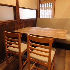 最大8名様までご利用頂ける個室は4人ずつの半個室にもなります。グループのご利用も歓迎!