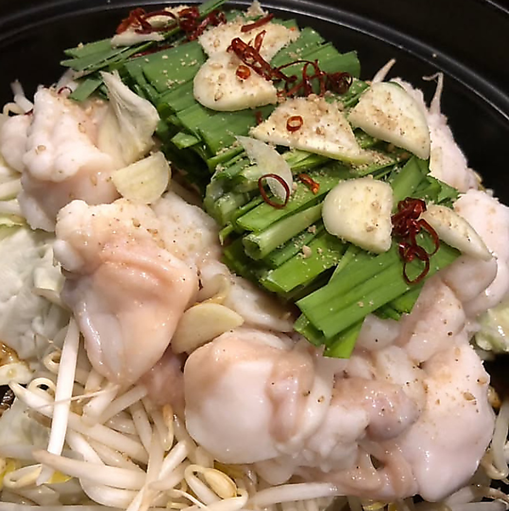 焼き鳥の豊富なメニューに加え、鍋や刺身を組み合わせた宴会コースも充実。飲み放題付きで楽しめる！