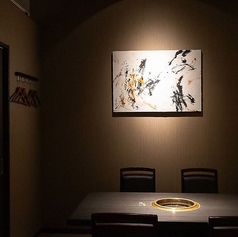 【完全個室｜2～4名様×4室】ゆったりと寛げるプライベートな空間。当店は全席完全個室のテーブル席。2名様からご利用いただけます。こちらの個室は4室あり、お部屋を繋ぐと最大20名様までのご宴会が可能です。黒を基調とした洗練された大人の空間で贅沢に黒毛和牛の焼肉をお楽しみいただけます。