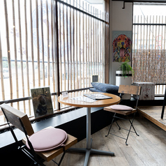 2名掛けのテーブル席は、友人同士やカップルでの利用におすすめ。愛犬と一緒に過ごせる心地よい空間で、ゆっくりおしゃべりやお食事を楽しめます。