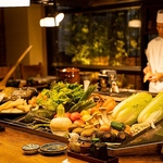 炭火の炎！炉端を囲む12席の粋な円形カウンターで炭焼きを堪能