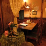 イタリアの家庭的な食堂を思わせる明るいインテリア☆テーブル間隔も程よく離れており◎奥に個室も有