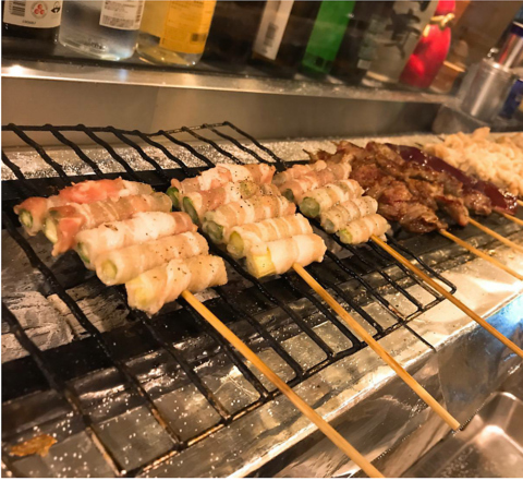 炭火で丁寧に焼き上げた串焼きはお酒との相性も抜群♪サク飲みにもオススメ！