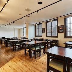 和モダンで明るいおしゃれな雰囲気のテーブル席はご友人とのお食事や、会社の宴会や会食などにも最適です。
