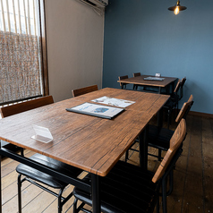 広々とした4名掛けテーブル席は、ご家族やグループ利用にも最適。ワンちゃん連れでも快適に過ごせるよう工夫された、居心地の良いスペースです。