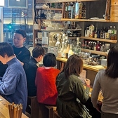 カウンター席を完備しています。店内はおひとり様でも入店しやすい明るい雰囲気なので、お仕事帰りにプライベートな時間をゆったりと過ごしたい方にも最適です。カウンター席からは料理人の手際よい包丁捌きや、繊細な盛り付け、時に豪快な調理の様子までご覧いただくことができます。親しいご友人とのお食事やデートにも◎