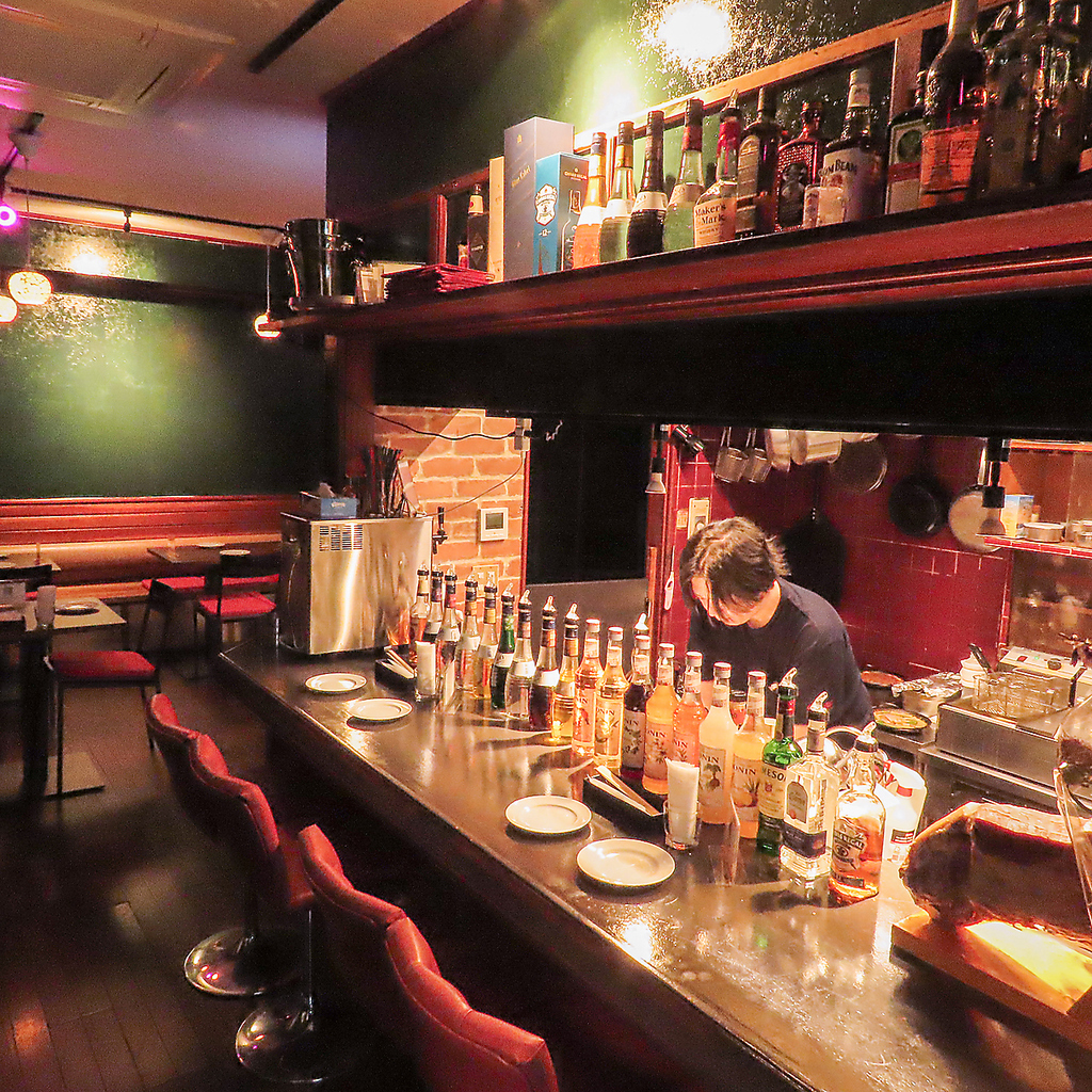 カウンター席を含め10名様から最大16名様まで貸切も行っています。宴会や打ち上げにご活用ください。