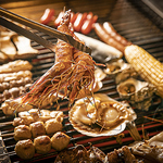 カウンターに並ぶ新鮮な厳選素材を目の前で焼き上げる「海鮮炉端焼き」！目でも香りでも楽します◎