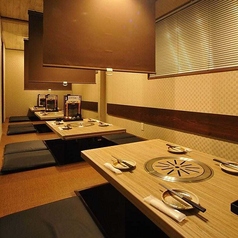 【当店1階】掘りごたつ席◆開放感のある掘りごたつ席は最大20名様までご利用可能です。スクリーンで仕切って半個室としてもご利用いただけ、プライベート感も保てます♪