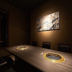 【完全個室｜2～6名様×1室】特別な日に最適。上質感漂う個室。壁のアートに魅了されるこちらの完全個室は、6名様までご利用いただけるテーブル席。上質感漂うシックな装いの室内は、居心地も抜群。他のお部屋からは少し離れておりますので、ご友人や同僚とのお食事会や、ご接待などビジネスシーンでのご利用にも最適です。
