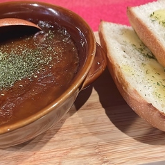 おでこ名物！〜バゲット付き〜 牛すじデミ味噌煮込みの写真