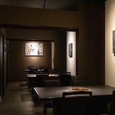 【フロア貸切｜最大20名様】気兼ねなく楽しみたい会社のご宴会や同窓会に。4名様の個室はお繋ぎすると20名様までの貸切宴会が可能です。シックで落ち着きある空間は襟を正してお迎えする上司や恩師とのご会食にもおすすめです。貸切時には別室の6名様個室をお荷物置きにするなどの対応も可能です。お気軽にご相談ください。