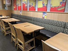 ご家族連れにも嬉しい、ゆったりとお食事ができるテーブル席です◎美味しい料理をみんなでシェアしてお楽しみください♪