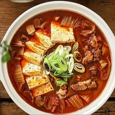 じっくり煮込んだコクと旨味！熟成キムチの酸味がやみつきになる【豚肉ゴロゴロキムチ鍋】をどうぞ！の写真