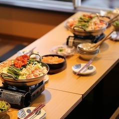 【2階席】広々テーブルで、鍋やお料理を広げて宴会が可能です！