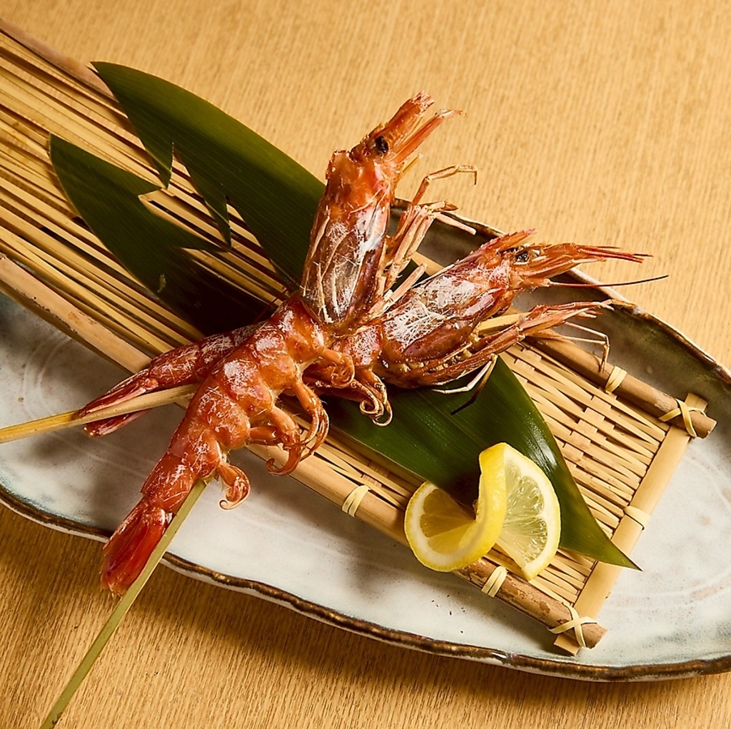 当店の海老は『赤海老』を使用しております。1匹まるごとを強火遠火で焼き上げる自慢の逸品です。