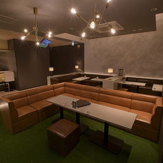 最大50人収容可能な高級感ある空間でイベントや宴会をお楽しみいただけます♪おいしいお酒と料理を楽しみながら、気軽のゴルフも楽しめます！