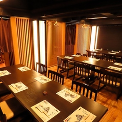 当店２階には、仕切りを外すことで最大80名の方にお座りいただける、広いお座席宴会場を完備しています。ご相談いただければ貸し切りも可能ですので、気軽にお問い合わせください。