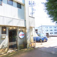 外に喫煙スペース完備＆店内は快適な禁煙席！「お酒を飲むときは一服したい…」というお客様もご安心ください！店内はクリーンな全席禁煙ですが、店外に喫煙所をしっかり完備しております。一服する時はサッと外の喫煙スペースへ。おたばこを吸われるお客様のために、店舗の外には専用の喫煙スペースを設けております。