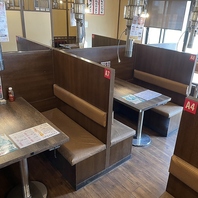 女子会や仕事帰りの一杯など使い勝手抜群なテーブル席