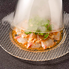 市場直送の鮮魚を目の前で瞬間燻製