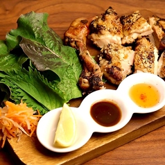 野菜と食べる鶏の骨付きもも肉のハーブグリル