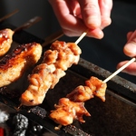 串焼きと新鮮なお刺身が愉しめる♪串焼きはサイズも大きいのでボリューム満点！
