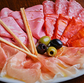 料理メニュー写真&nbsp;生ハムサラミの盛り合わせ