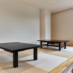 4名様用の小上がりの座敷席を2卓ご用意しております。靴を脱いでリラックスできます。窓もあり明るいお席です。