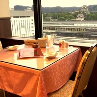 窓際のテーブル席からは福山城が一望できる♪