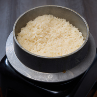 〆は贅沢に。こだわり具材の釜飯