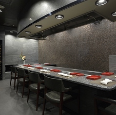 8名様まで利用可能な鉄板焼カウンター席をご用意しております。シェフの手さばき目の前で感じながら美味しいお食事をお楽しみください。