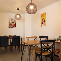 普段使いもできるテーブル席ございます！