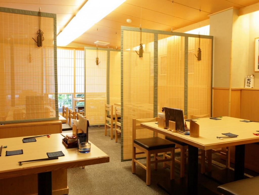 ２階席は、少人数～仲間同士でのプチ宴会まで対応ＯＫ！和空間の中ゆったりお楽しみ下さい！