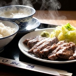 厚切り定食は、熟練の職人が絶妙な火加減で焼き上げ、噛むほどに広がる旨味♪麦ご飯との相性も抜群◎