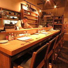 【お一人様大歓迎】しっぽり1人飲みにもオススメなカウンター席。